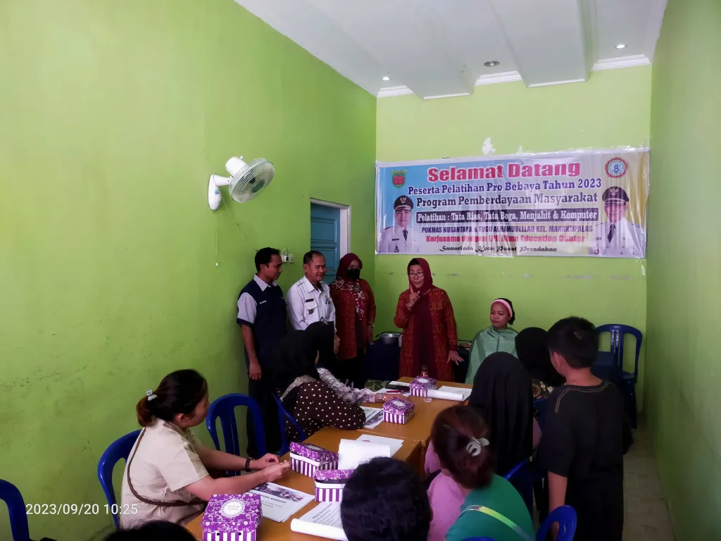 Pembukaan pelatihan Tata Rias Program Pemberdayaan Masyarakat
