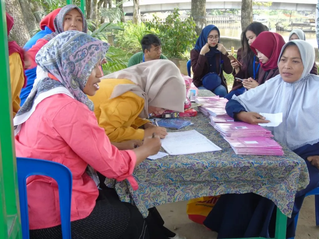 Pemeriksaan Kesehatan di Posyandu Lansia Almisba