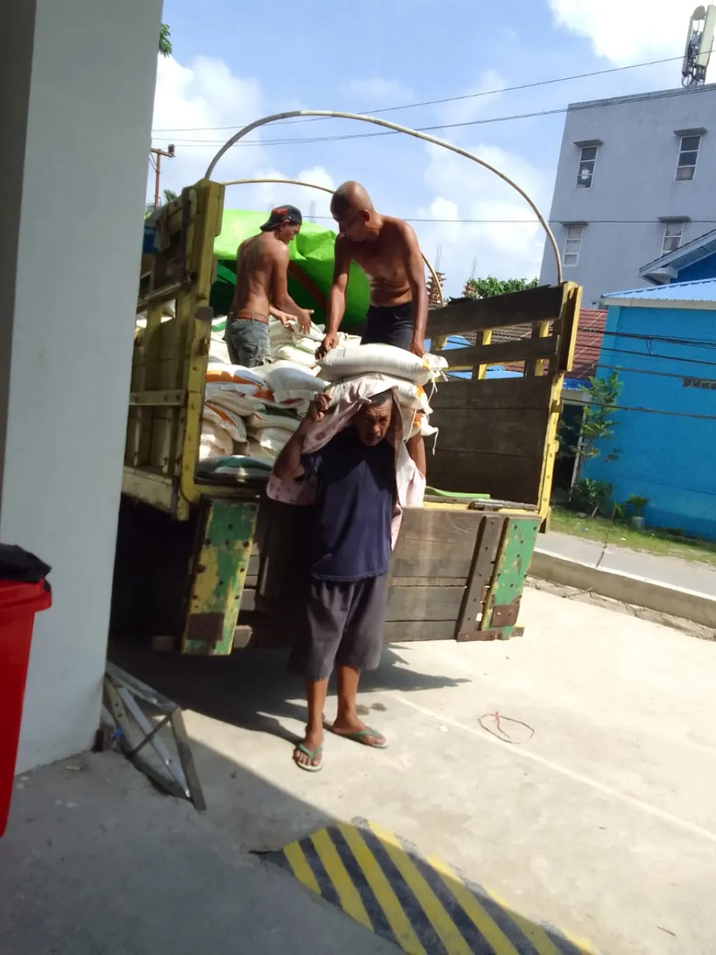 Penerimaan Bantuan Beras di Kelurahan Temindung Permai