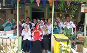 Rabu, 20 Agustus 2025, Plt.Lurah beserta staf Kesra mendampingi ketua dan anggota PKK untuk menerima kunjungan kerja dari ketua TP PKK Kota Samarinda - Rinda Wahyuni ke Posyandu Tapak Dara di RT.013 Kel.Karang Anyar.