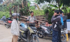 Selasa, 07 Oktober 2025, Kelurahan Karang Anyar mendampingi tim dari BPBD Kota Samarinda terkait bantuan Exsa untuk penanganan Longsor di Jalan Kelapa Gading RT.037