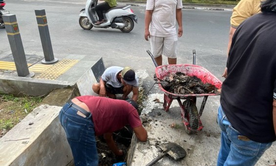 Gotong Royong RT.17: Wujud Kepedulian Lingkungan oleh Warga Kelurahan Bugis