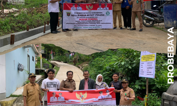 Serah terima hasil pekerjaan Pembangunan Drainase dan Semenisasi Jalan di RT.19 dan RT.04 Pelaksana Pokmas Bina Sejahtera 11 dan Pokmas Maju Jaya kegiatan Probebaya Tahun 2025