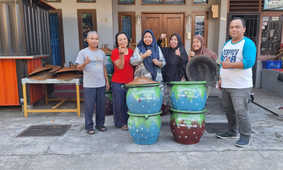Penyerahan Bak Sampah ke Warga RT 18