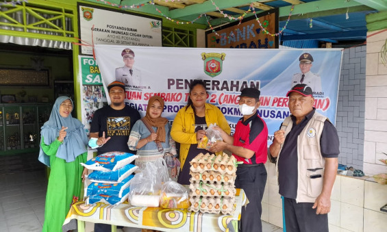 Giat Probebaya Tahap-2  Lurah Mangkupalas Bpk.MUHAMMAD NOOR,S.SOs menghadiri penyerahan bantuan sembako pada hari jumat,16 desember 2022 oleh pokmas nusantara di Rt.13,rt,05,rt,06,rt,03,rt.01, rt.09,rt.11,rt.12