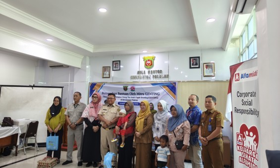 Penyerahan bantuan CSR Alfamidi dalam Program Genting di Palaran