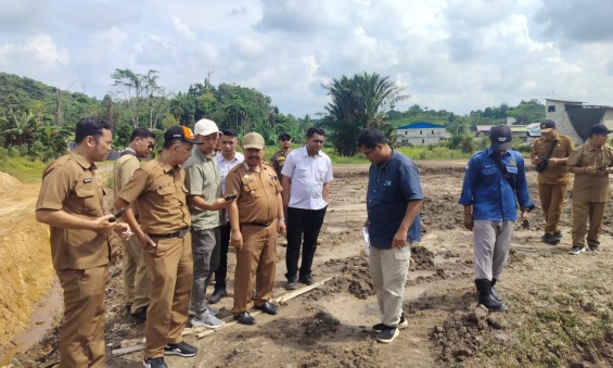 Peninjauan lapangan di lokasi Perumahan Graha Mandiri.