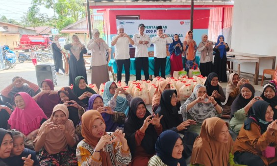 Penyaluran 50 Paket Bingkisan Lebaran Keluarga