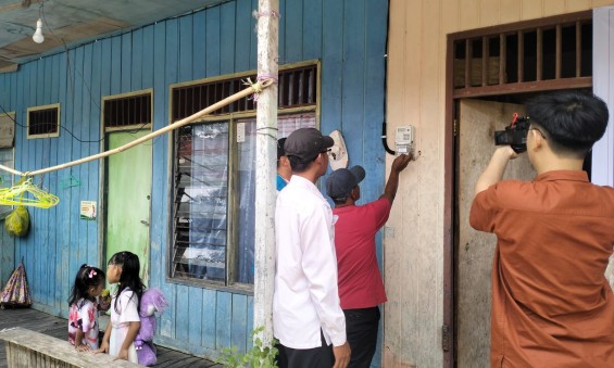 prosesi penyalaan bantuan penyambungan listrik bagi keluarga pra-sejahtera