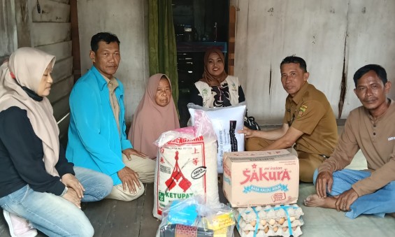Penyerahan Bantuan Sembako Kepada Lansia